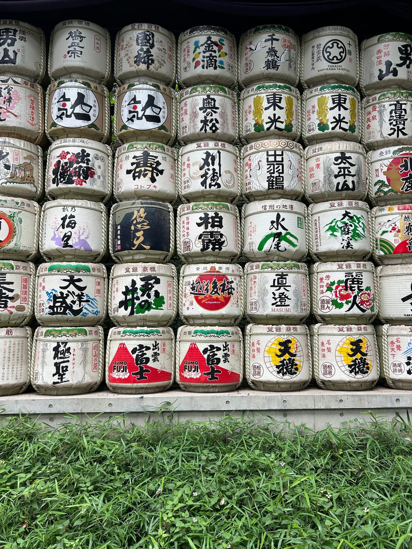 Mur de tonneaux de saké décorés dans un sanctuaire